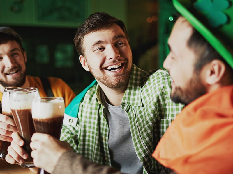 Grupo de amigos comemora St. Patrick's Day