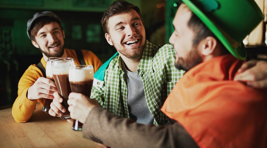 Grupo de amigos comemora St. Patrick's Day