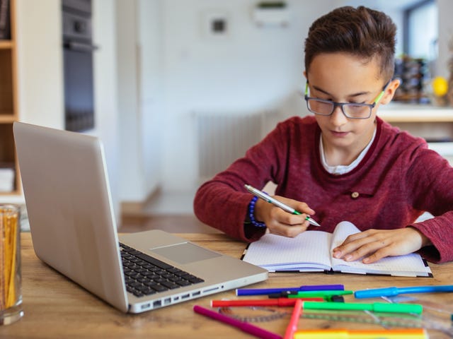 Garoto estuda online com curso de alemão para crianças e adolescentes.