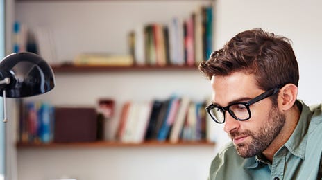 Homem faz teste de idiomas online pelo PC.