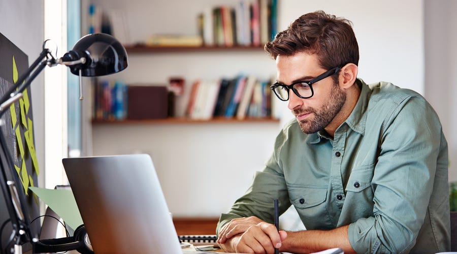 Homem faz teste de idiomas online pelo PC.