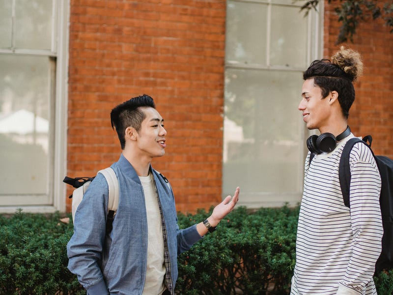 Dois meninos comunicando-se em inglês