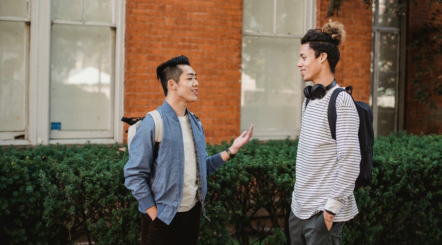 Dois meninos comunicando-se em inglês