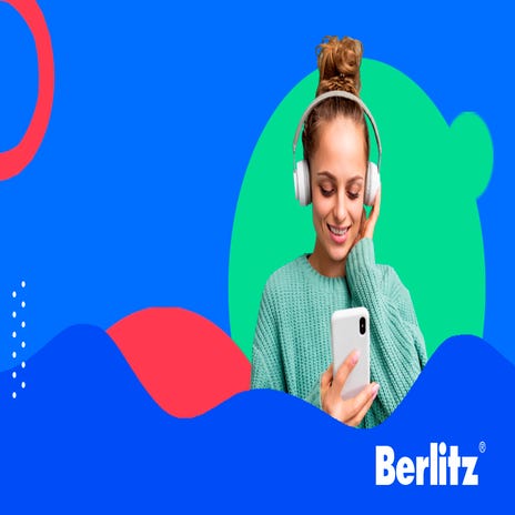 Jovem estudando abreviações em inglês por meio do podcast do Berlitz em seu celular.