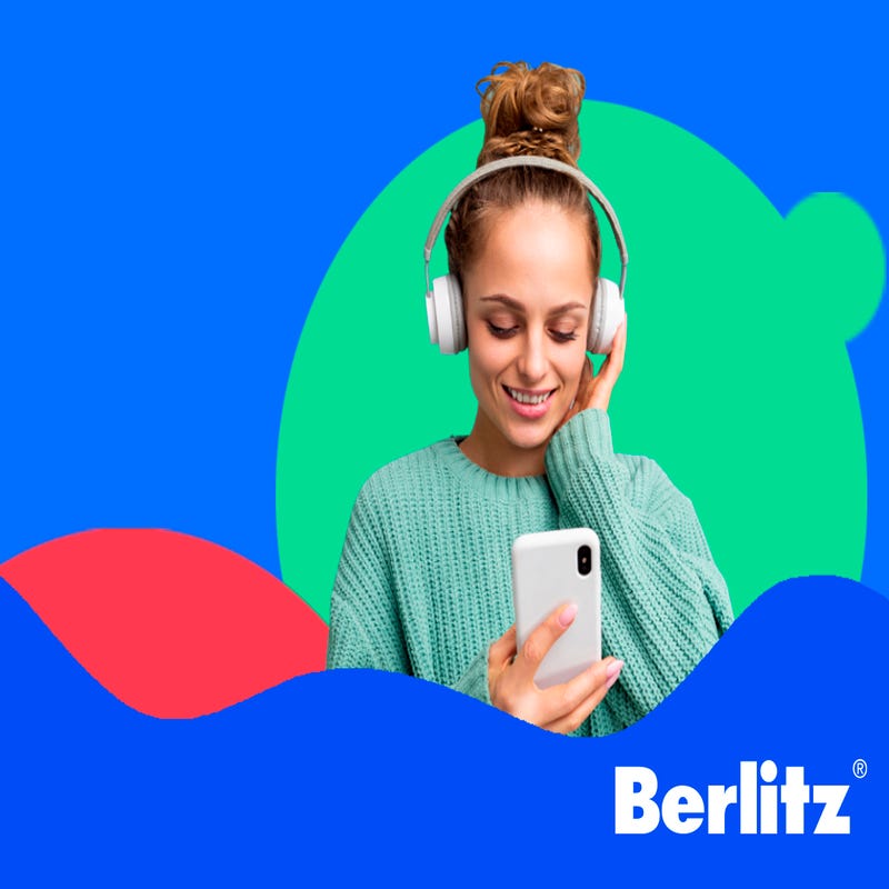 Jovem estudando abreviações em inglês por meio do podcast do Berlitz em seu celular.