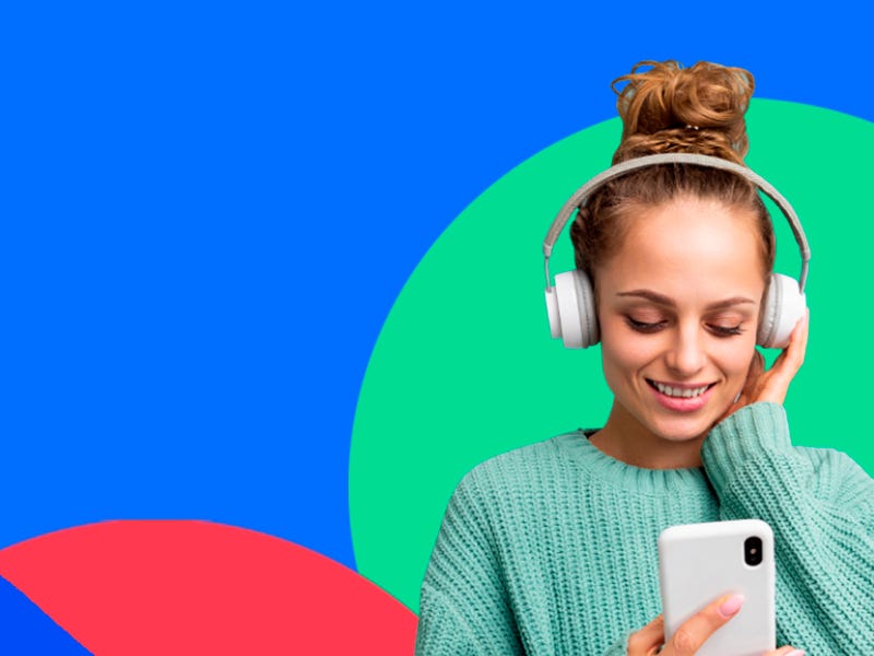 Jovem estudando abreviações em inglês por meio do podcast do Berlitz em seu celular.