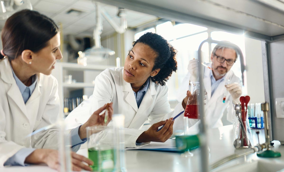 Colaboradores reunidos discutindo o que aprenderam na prática com inglês para farmacêuticos.