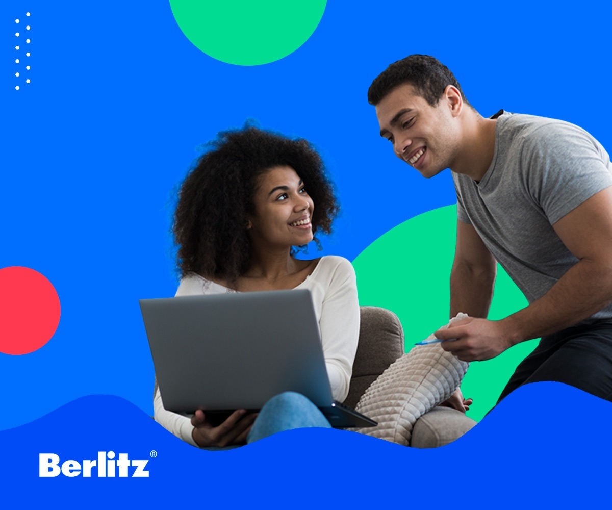 Amigos conversando sobre experiências pessoais em inglês.