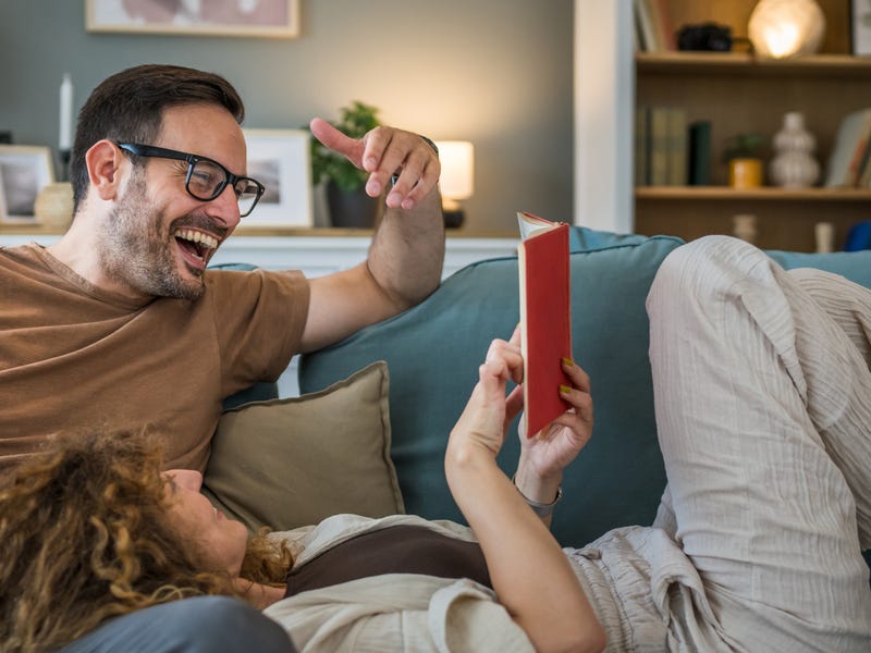 um casal lendo livros para praticar sua conversação em inglês