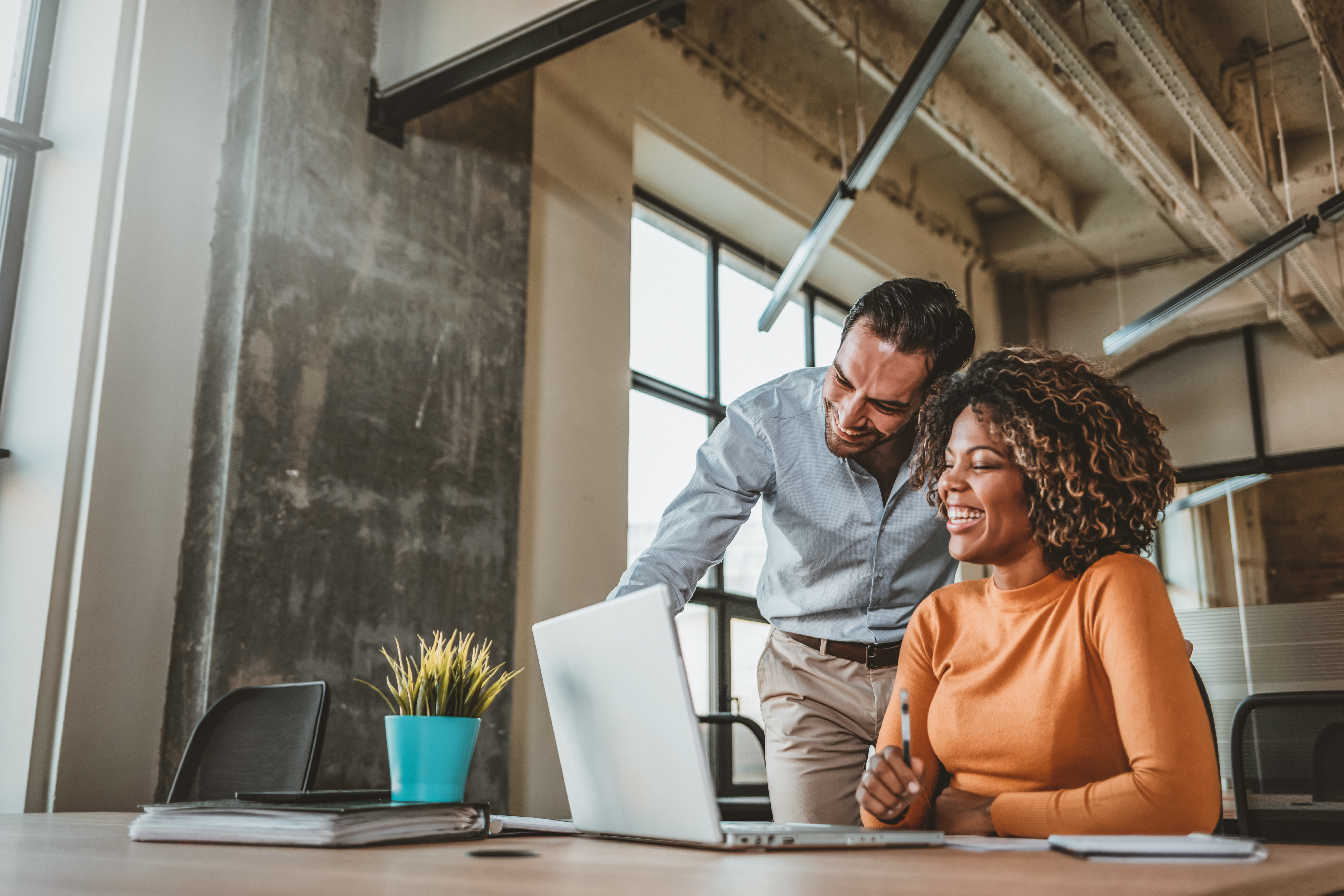 Equipe de funcionários calcula ROI