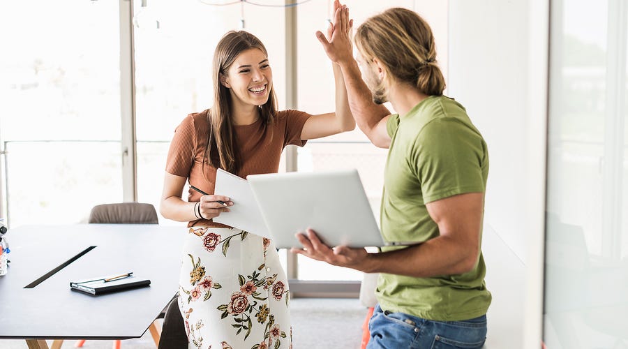 um homem e uma mulher praticando uma conversa para memorizar palavras em inglês