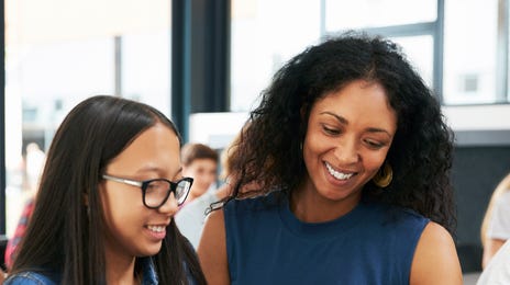 Mulheres estudam idiomas em escola parceira do Berlitz