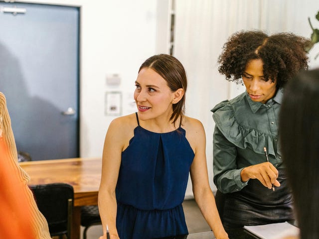 Equipe trabalhando em um projeto de arquitetura com colaboração de todos os integrantes.