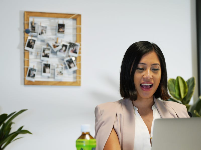 Mulher usa reconhecimento de voz de IA da Microsoft com curso do Berlitz