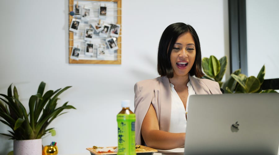 Mulher usa reconhecimento de voz de IA da Microsoft com curso do Berlitz