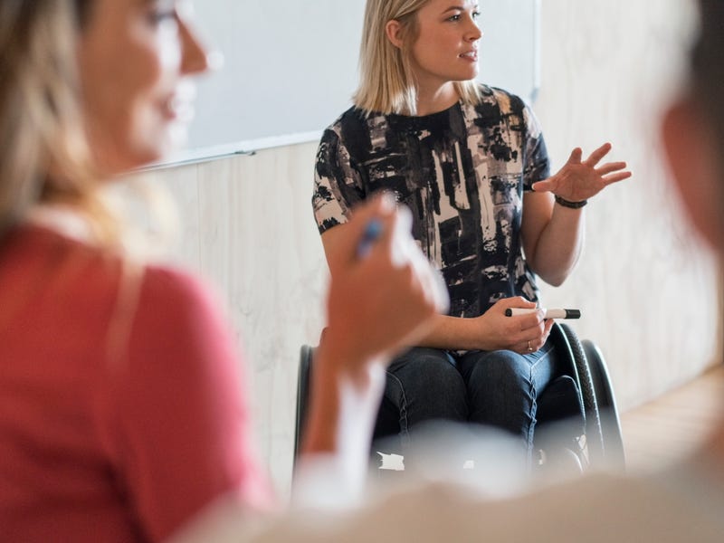 Professora explicando o melhor método para aprender inglês