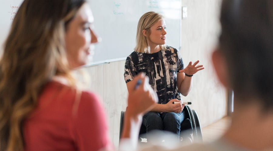 Professora explicando o melhor método para aprender inglês
