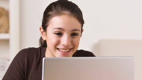 Jovem estuda com curso de português online do Berlitz.
