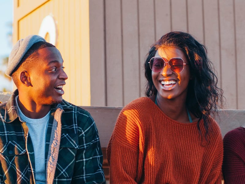 Grupo de jovens ri das palavras mais compridas do alemão