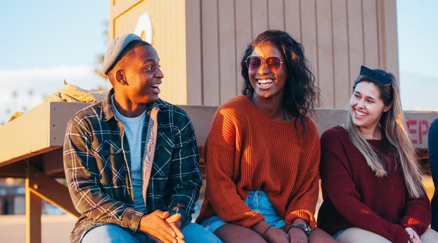 Grupo de jovens ri das palavras mais compridas do alemão