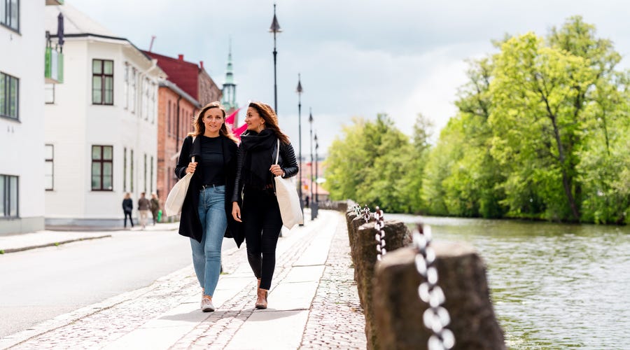 Dupla de amigas trocam elogios em espanhol