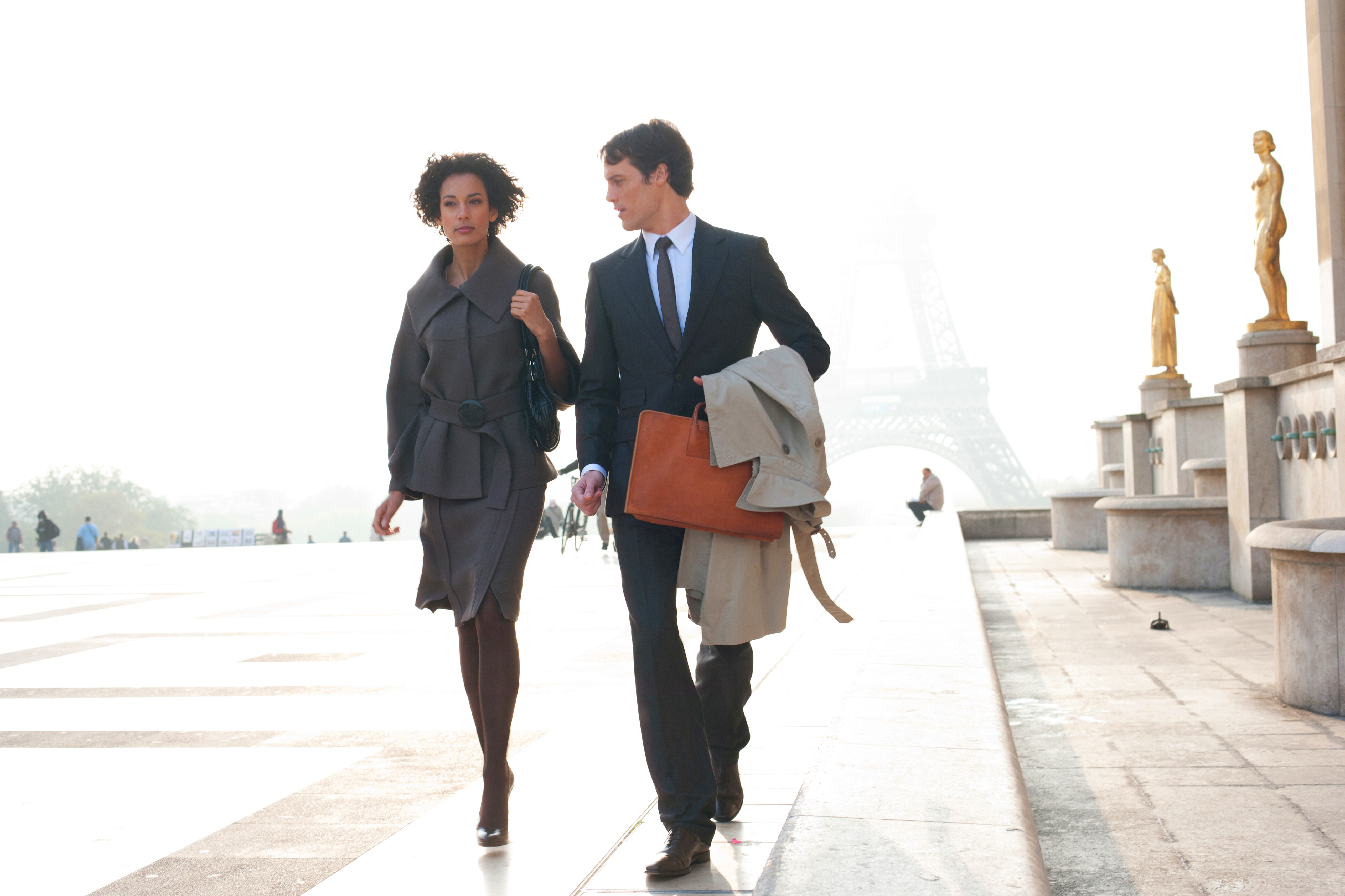 Casal aprende verbos em francês em Paris