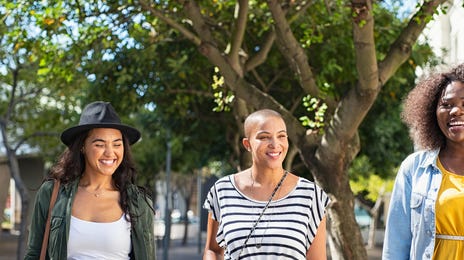 Mulheres comemoram juntas o Dia Internacional da Mulher