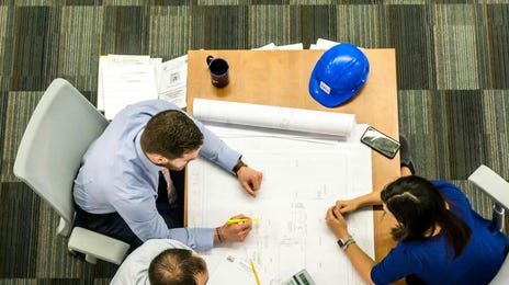 Equipe da área de finanças fazendo uma reunião.
