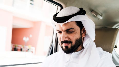 Homem faz curso de urdu online em qualquer lugar pelo celular.