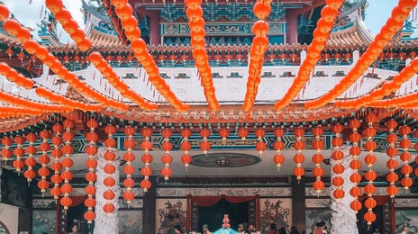 Mulher explorando a Malásia para aprender malaio