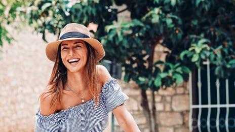 Mulher aproveita viagem após aprender grego