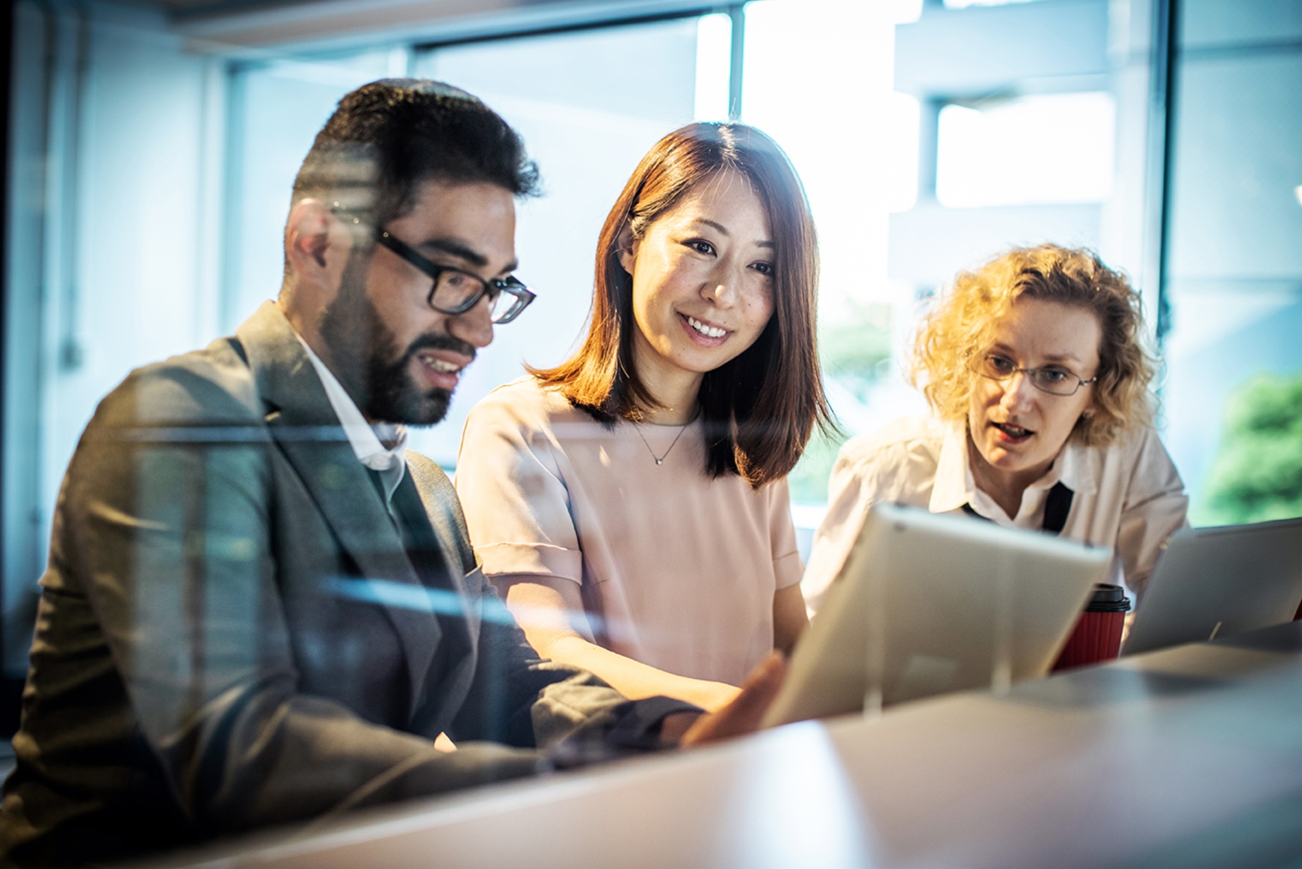 Três funcionários do RH conversam sobre os dados coletados após a implementação da estratégia de People Analytics.