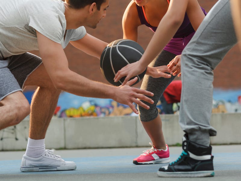 Pessoas praticam esportes