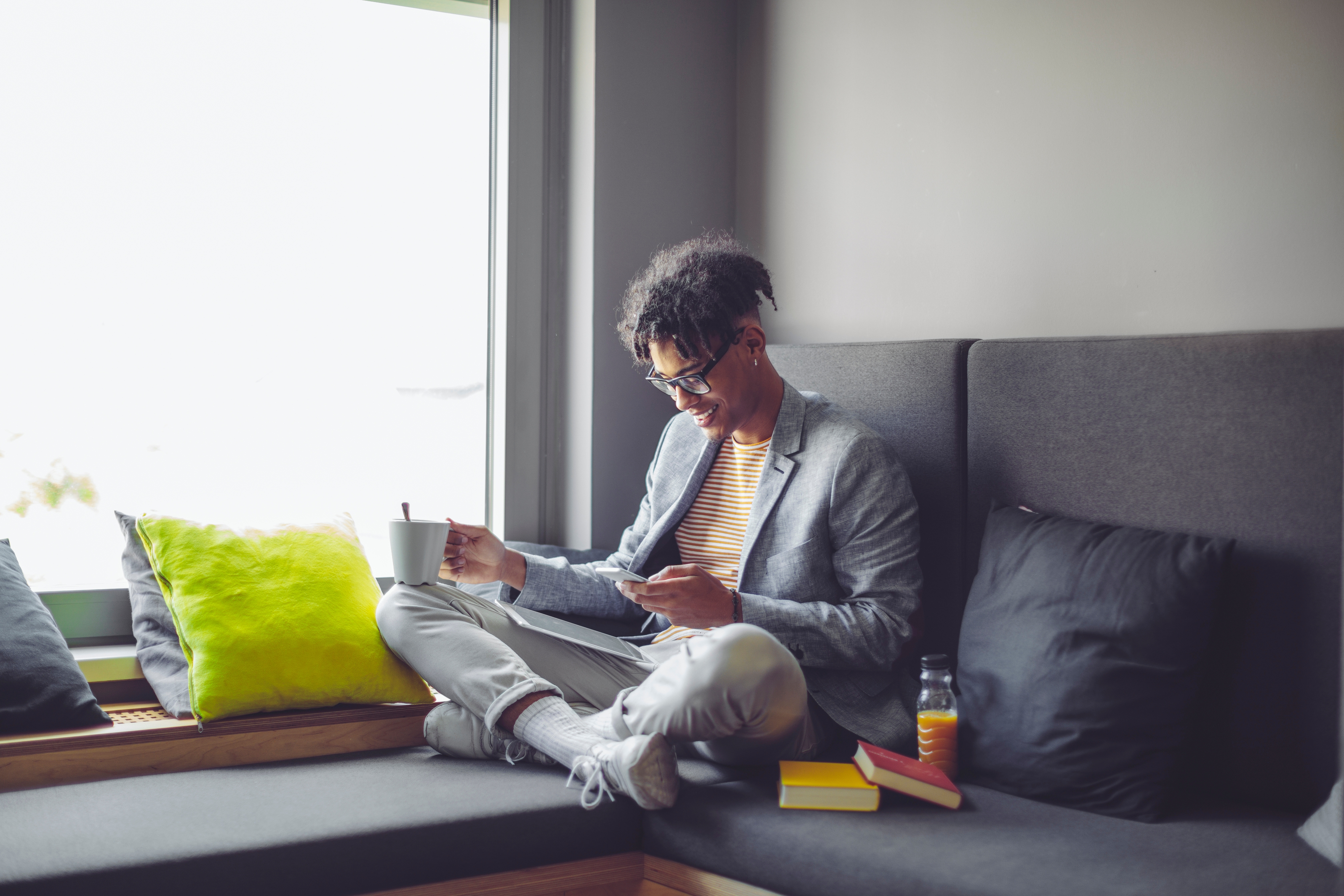 Homem aprende inglês em São Paulo com uma unidade presencial do Berlitz