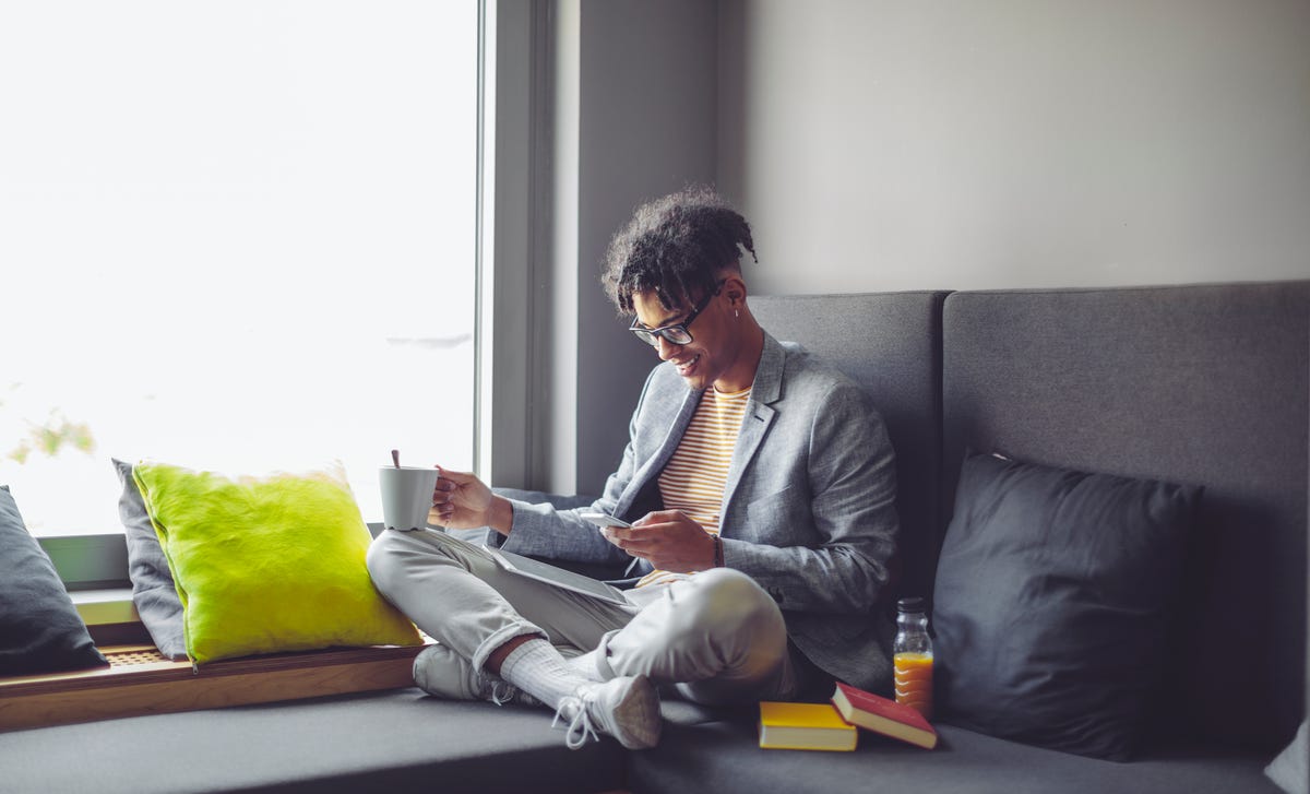 Homem aprende inglês em São Paulo com uma unidade presencial do Berlitz