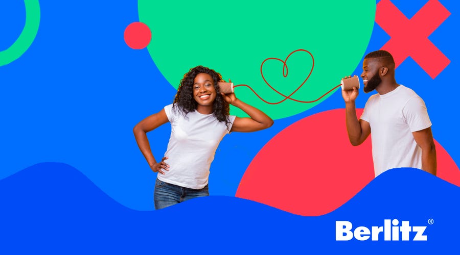 Pessoas falando apelidos carinhosos em inglês por um telefone sem fio em formato de coração.