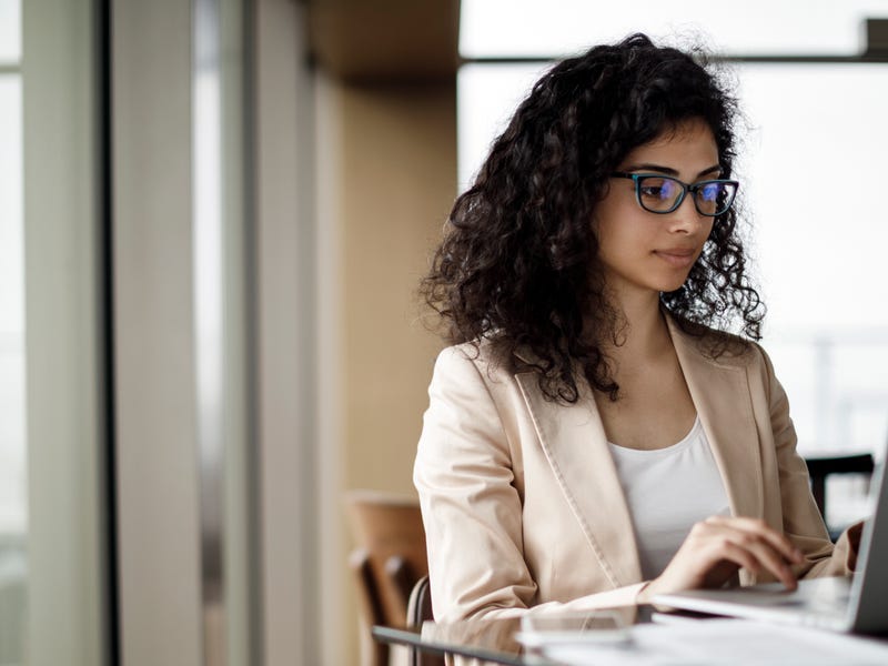 Jovem empresária aprende inglês para negócios e manda e-mails corporativos