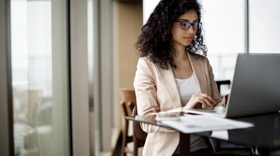 Jovem empresária aprende inglês para negócios e manda e-mails corporativos