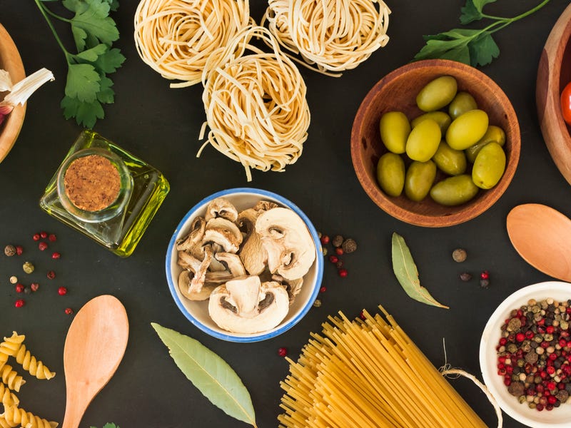 Comida italiana sobre uma mesa