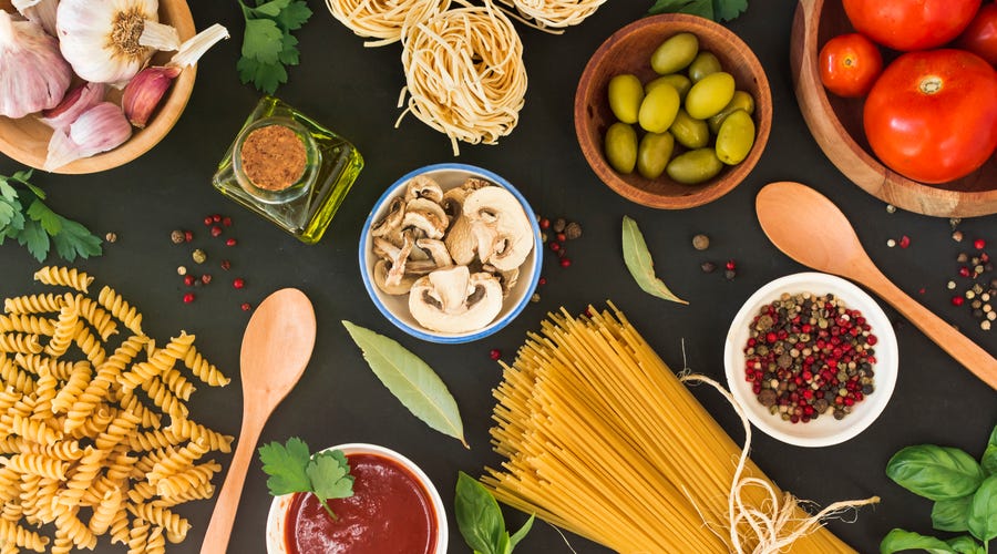Comida italiana sobre uma mesa