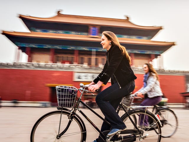 Mulheres passeiam em Pequim após aprender mandarim no Berlitz.