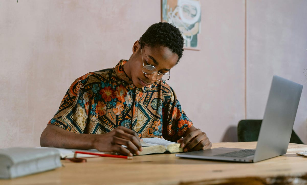 Jovem faz aulas de inglês no Rio de Janeiro com o Berlitz.
