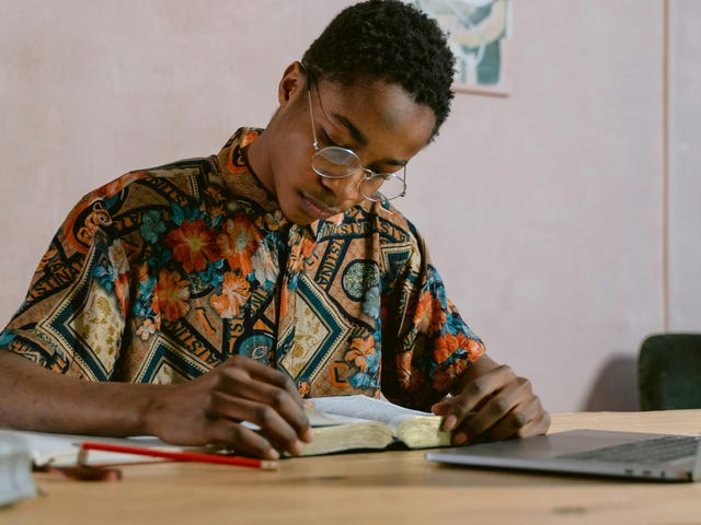 Jovem faz aulas de inglês no Rio de Janeiro com o Berlitz.
