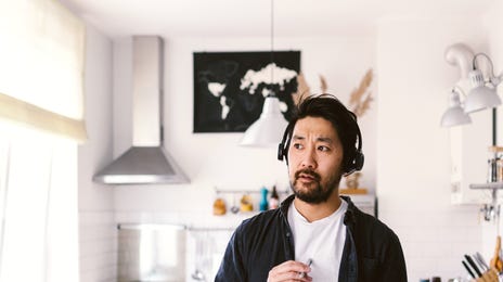 Homem aprende alemão online com programa de autoestudo.