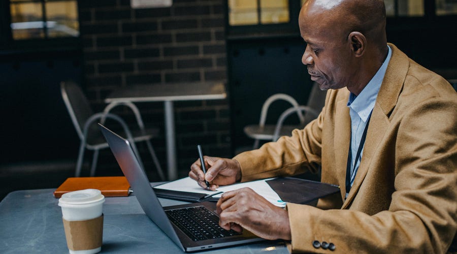 Saiba como estudar inglês sozinho com a plataforma autodidata do Berlitz.