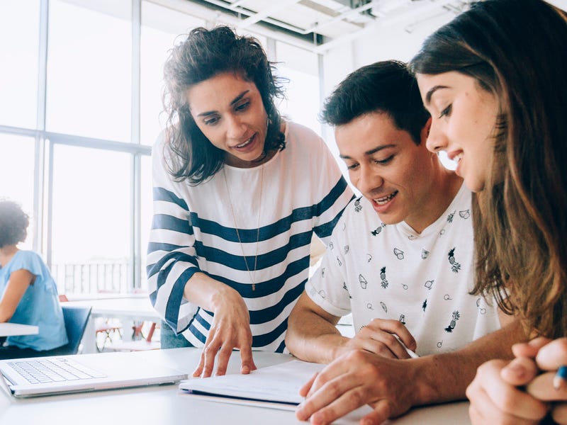 Alunos estudam os níveis de inglês juntos