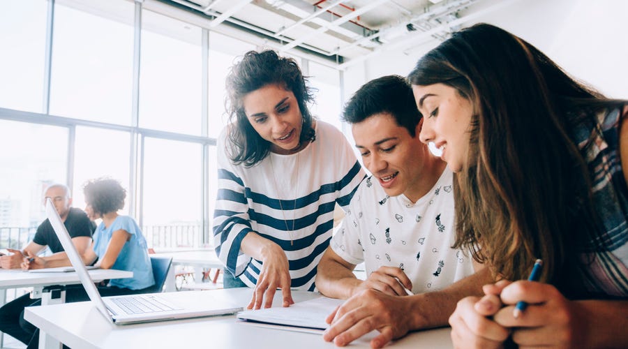 Alunos estudam os níveis de inglês juntos