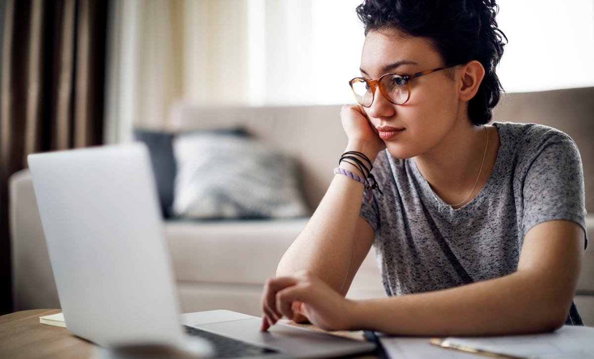 Mulher faz teste de alemão online com o notebook.