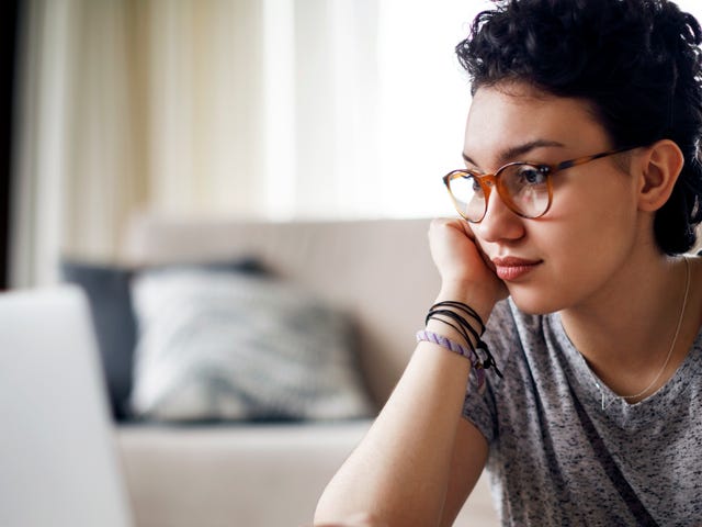 Mulher faz teste de alemão online com o notebook.