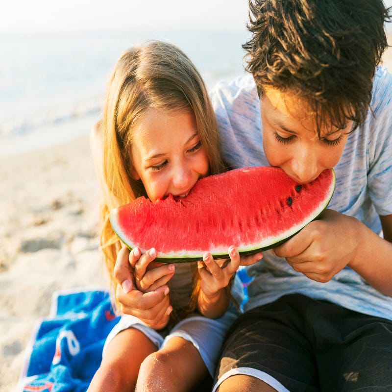 Crianças aprendem melancia e mais frutas em inglês